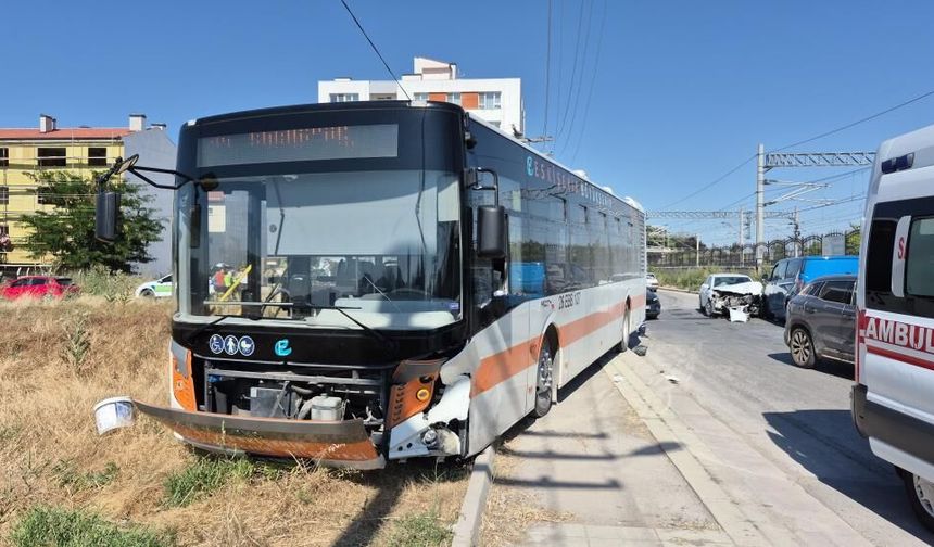 Eskişehir'de 2 belediye aracının çarptığı otomobildeki 2 kişi yaralandı