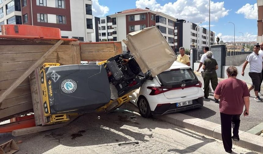 Eskişehir'de silindir yüklü römork, sürücü adayı aracını ezdi: 2 yaralı