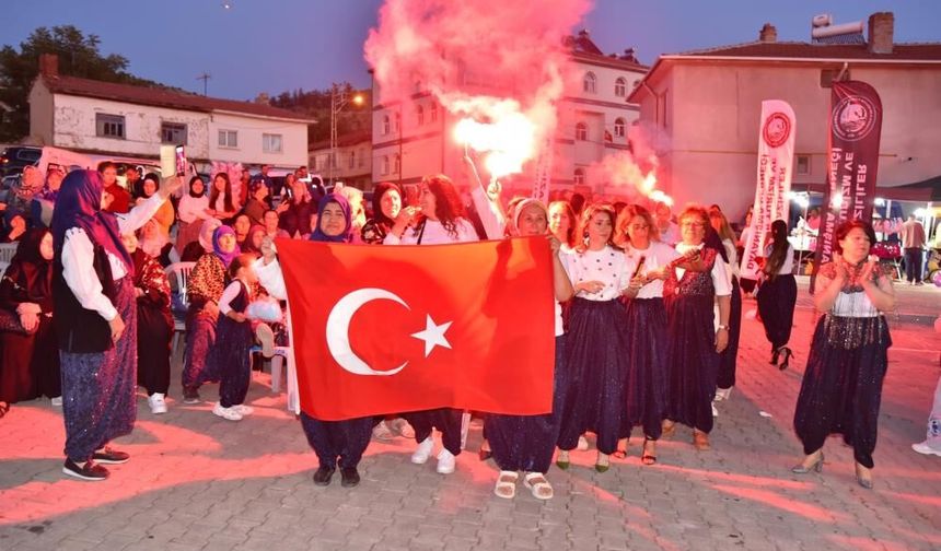 Seyitgazi'deki Şalvar Gecesi'nde renkli görüntüler