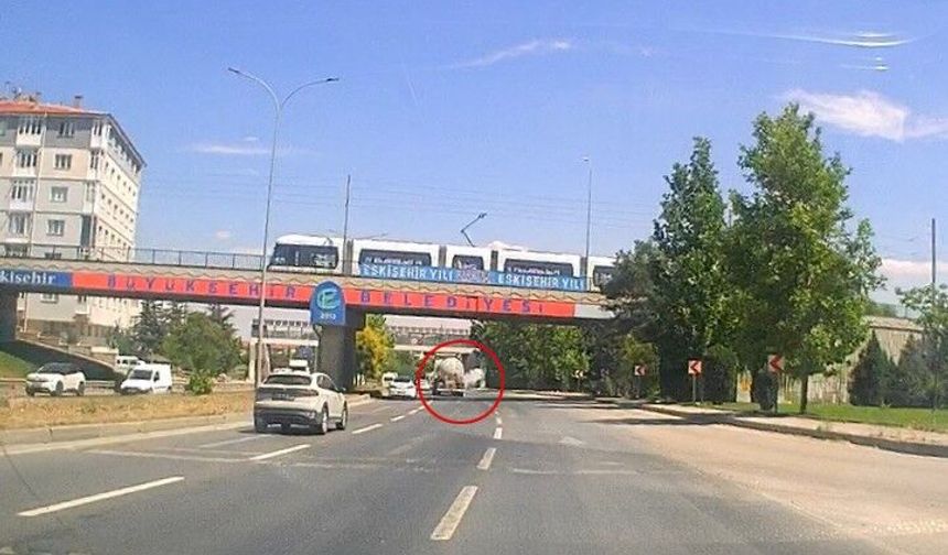 Eskişehir'de tehlikeli anlar! Tankerin lastiği seyir halindeyken patladı