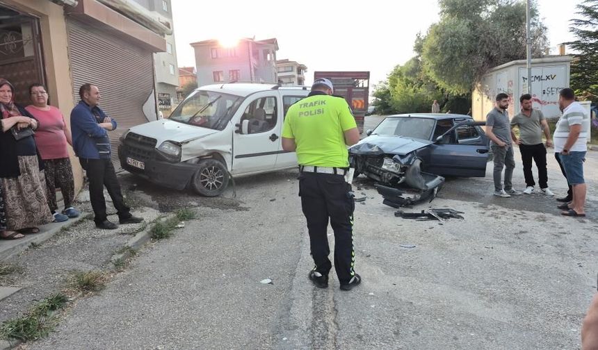 Eskişehir'de 2 araç kafa kafaya çarpıştı, faciadan dönüldü