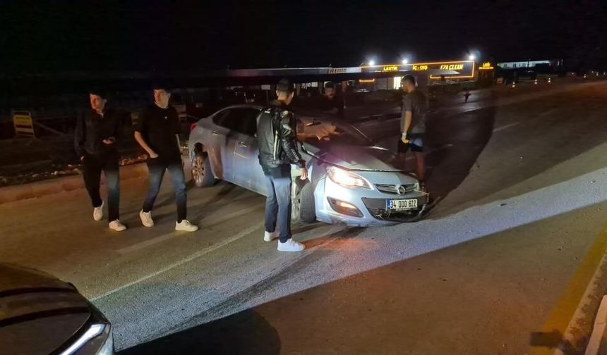 Eskişehir'de alkollü sürücünün kullandığı otomobil orta refüjdeki tabelayı devirdi