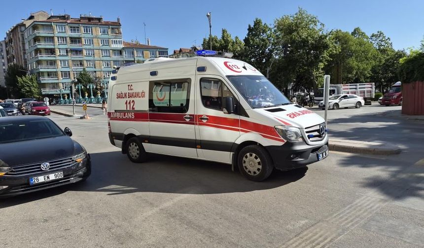 Eskişehir'de trafik zabıtası kaza yaptı, hastaneye kaldırıldı