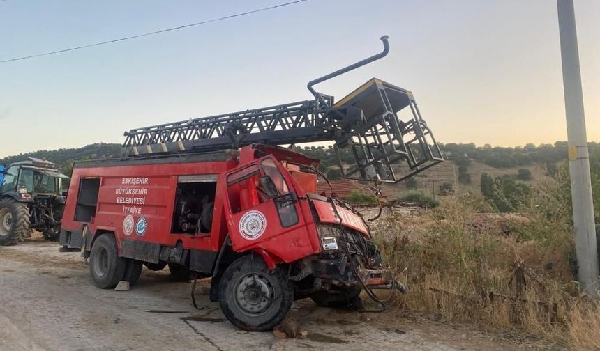 Eskişehir'de yangından dönen itfaiye aracı eve çarptı: 3 itfaiye eri yaralandı