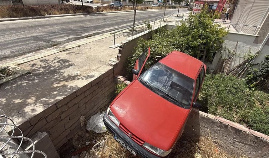Eskişehir’de yağlı yol kazaya davetiye çıkardı: Araç bahçeye uçtu