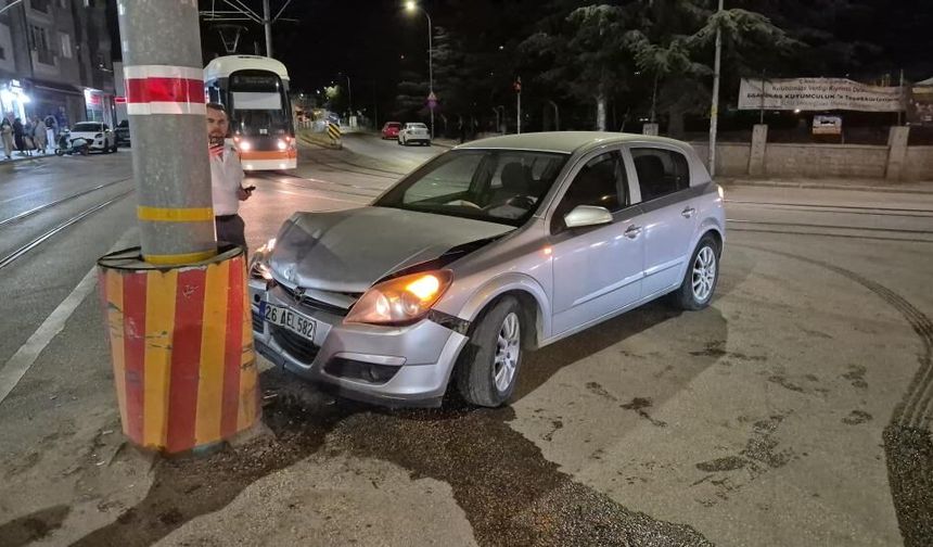 Eskişehir'de otomobil tramvay hattının direğine çarptı: 1 yaralı