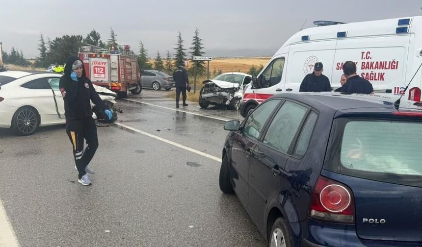Eskişehir'de yağmur sonrası zincirleme kaza: 2'si ağır 6 yaralı