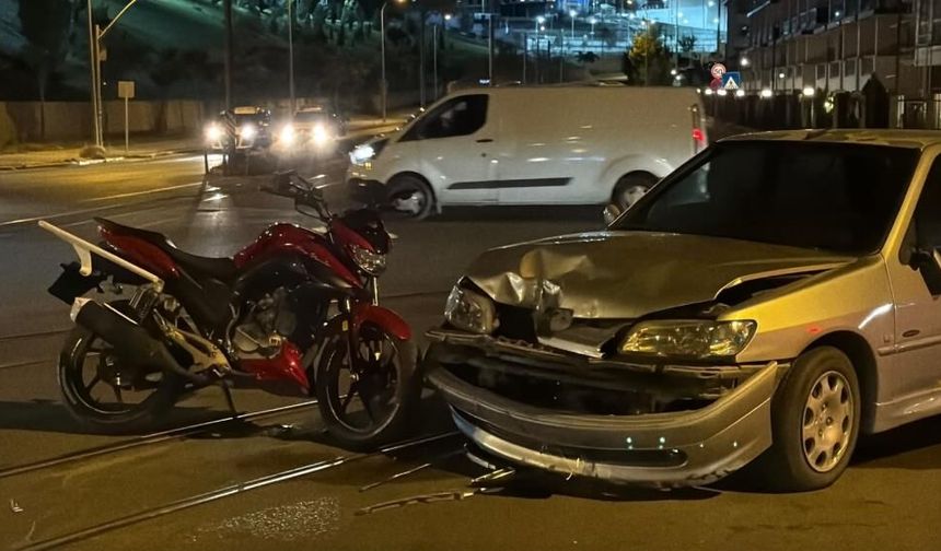 Eskişehir'de otomobil ve motosiklet kafa kafaya çarpıştı: 2 yaralı