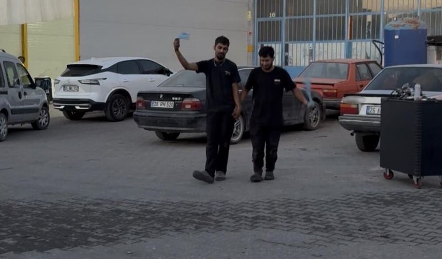 Eskişehir’de yüzleri güldüren görüntü: Tamircilerden halay şovu