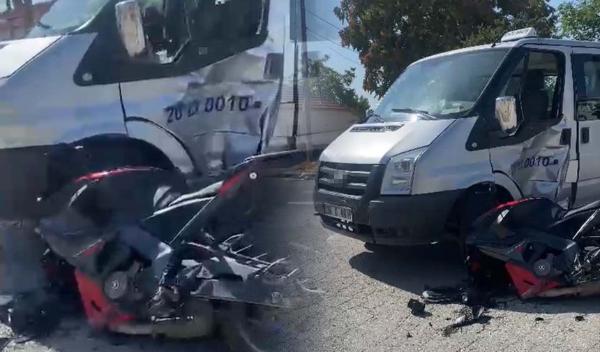 Eskişehir'de motosiklet dolmuşa çarptı: 1 yaralı