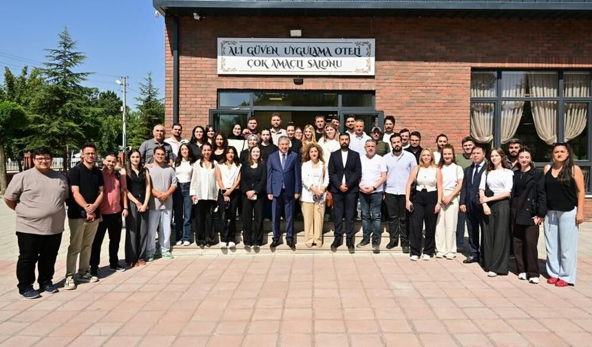 Eskişehir Valisi Yılmaz sahadaki muhabir ve kameramanlarla buluştu