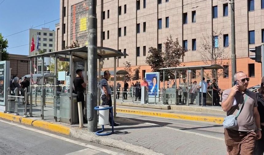 Eskişehir'de tramvay durağında bıçaklı kavga: Şüpheli teslim oldu