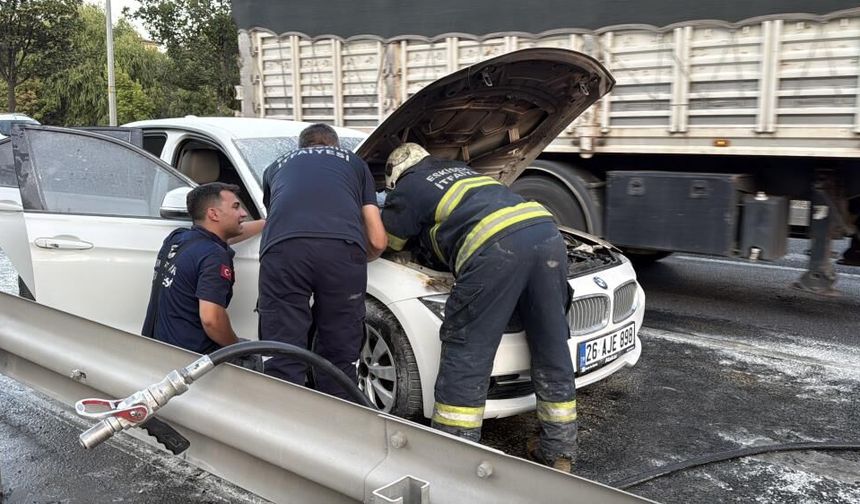 Eskişehir'de servisten 10 dakika önce alınan otomobil alevlere teslim oldu