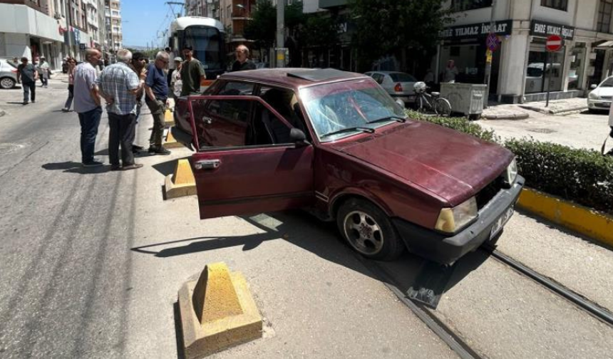 Eskişehir'de tramvay hattındaki kaza seferleri aksattı