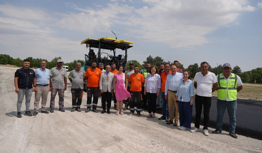 Başkan Ünlüce, Çifteler'de asfalt çalışmalarını inceledi