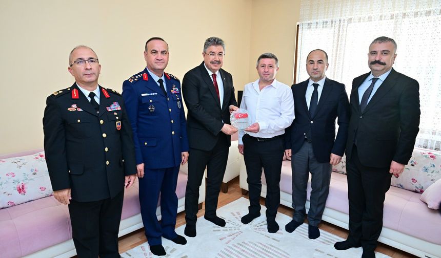 Eskişehir Valisi Yılmaz, 15 Temmuz gazilerini evlerinde ziyaret etti