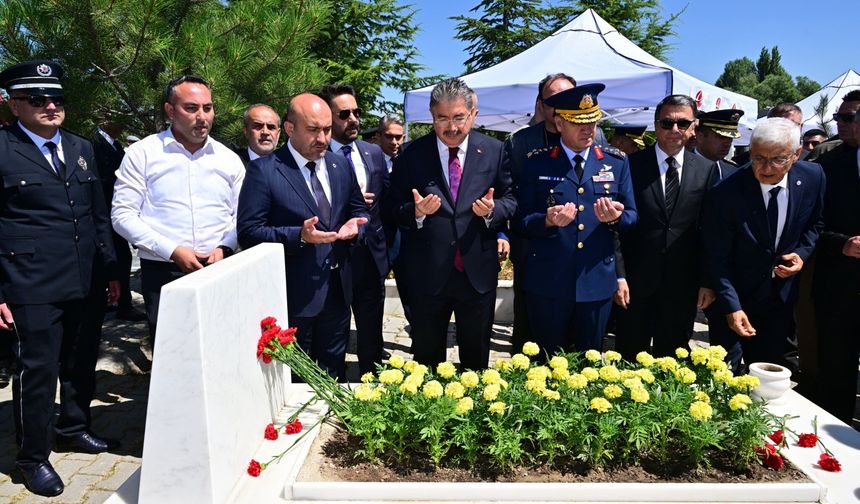 Eskişehirli 15 Temmuz şehidi Fatih Dalgıç kabri başında anıldı