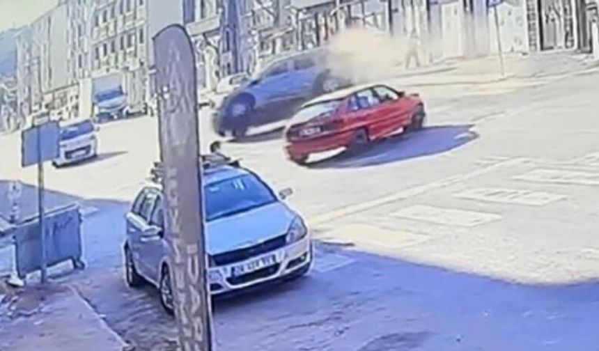 Eskişehir’de ara sokaktan çıkan otomobilin çarptığı araç yan yattı