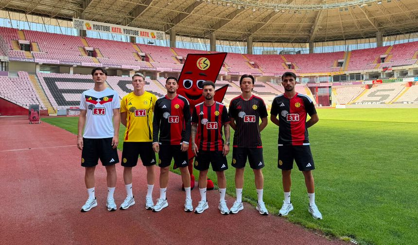 Eskişehirspor’un yeni sezon formaları görücüye çıktı