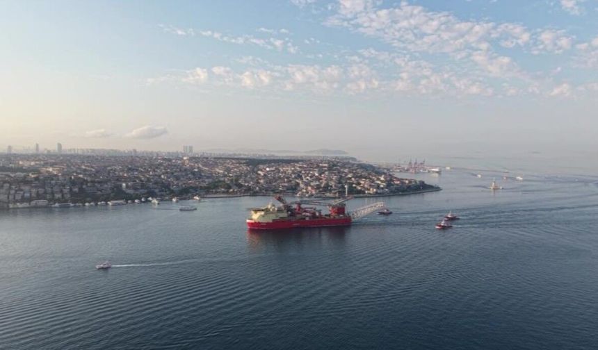 215 metrelik boru döşeme gemisinin geçişi sebebiyle boğaz hattı çift yönlü trafiğe kapatıldı