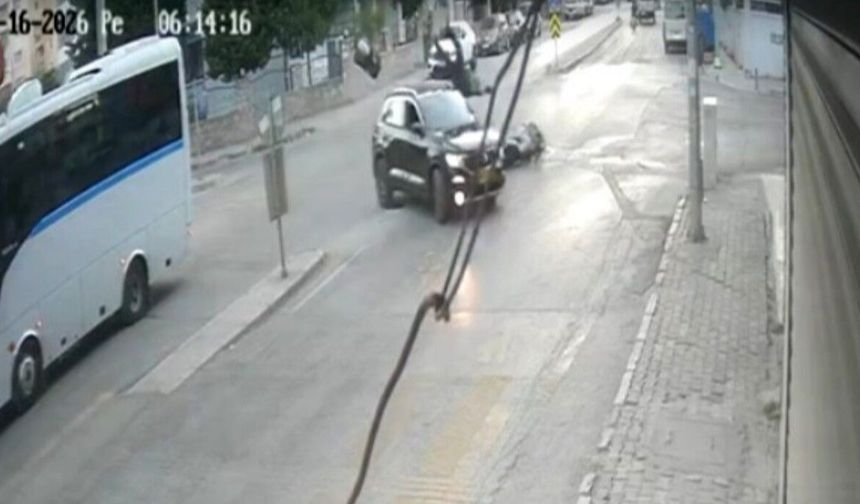 İzmir’de otomobilin motosiklete çarpıp kaçtığı kaza kameraya yansıdı