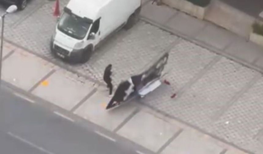 Avcılar’da fırtına sırasında uçan reklam panosu bir vatandaşın üzerine düştü