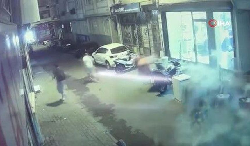Fatih’te 4 katlı binanın çatısından düşen parçalardan 2 kişi son anda kurtuldu..