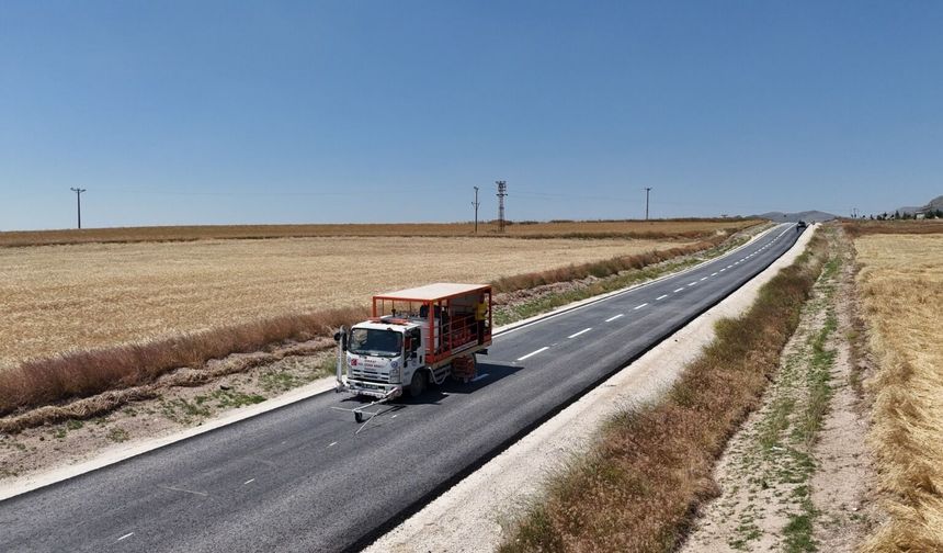 Çeltik Yolu'nda trafik işaretleme çalışmaları başladı
