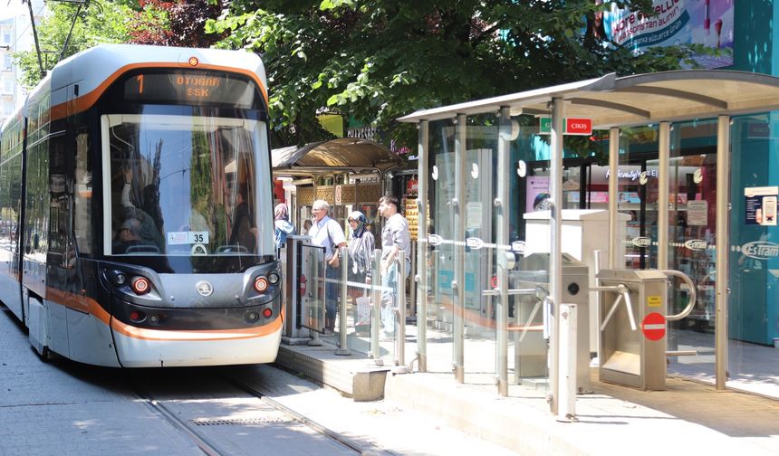 Eskişehir'de tramvay duraklarında QR kod dönemi başladı