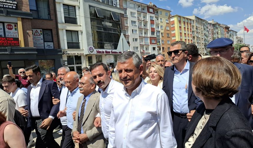 Özgür Özel, Eskişehir sokaklarında binlerce vatandaşla birlikte yürüyor