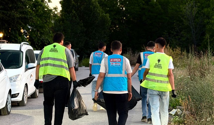 AK Parti Odunpazarı Gençlik Kolları'ndan Kanlıkavak Parkı'nda çevre temizliği