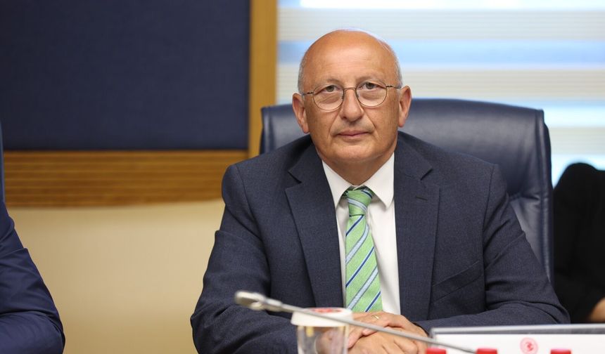 Çakırözer: Suriye'ye hastane yapıyoruz, kendi sağlık tesislerimizi satıyoruz