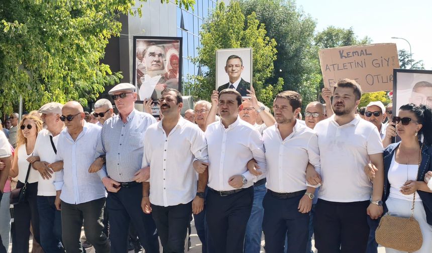 Eskişehir'de CHP'liler İl Seçim Kurulu'na yürüdü: Kabul edilmeyen anahtar kapıya asıldı