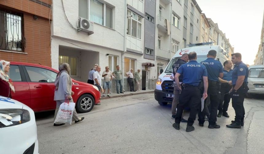 Sokakta düşen yaşlı adam evinin kapısında hayatını kaybetti