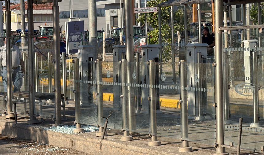 Eskişehir'de kontrolden çıkan motosiklet tramvay durağına daldı: 1 yaralı