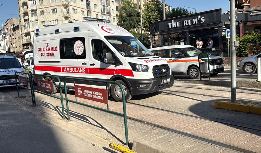 Eskişehir'de tramvayın çarptığı bisikletli yaralandı