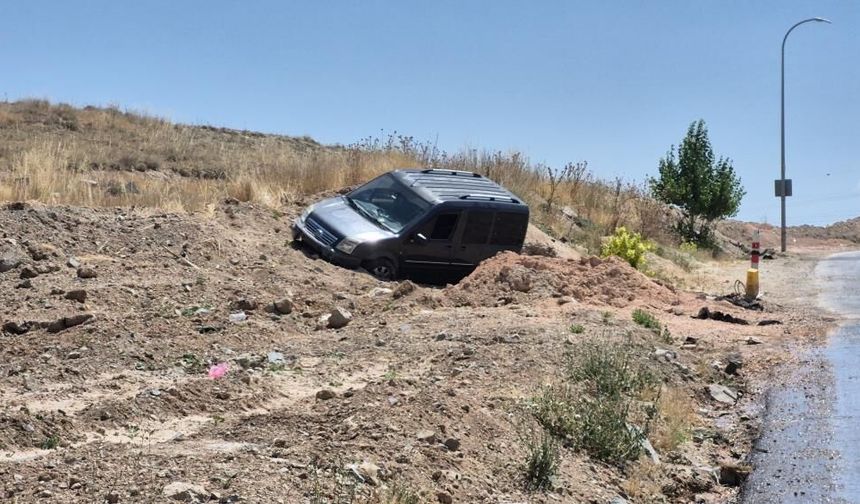 Eskişehir'de hafif ticari araç toprak alana savruldu: 2 yaralı