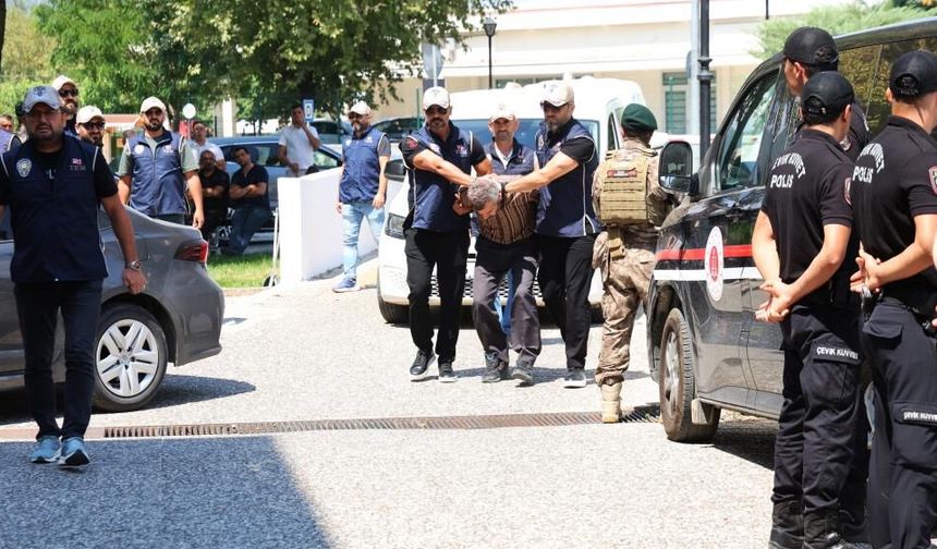 Eskişehir İstihbarat ekiplerinin operasyon desteğiyle yakalanan FETÖ'cü adliyeye sevk edildi