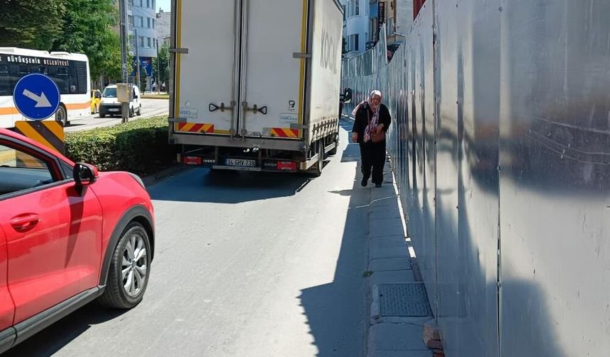 Eskişehir Büyükşehir duyurdu: Yaya yolu geçici olarak kapatıldı!