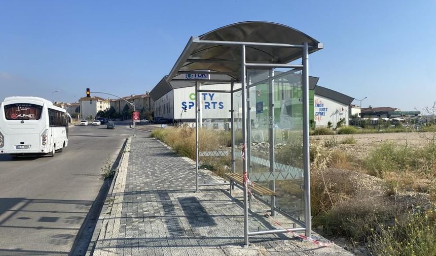 Eskişehir'de taşlarla yapılan durak değişti: Tepkilerin ardından yeni durak yerleştirildi