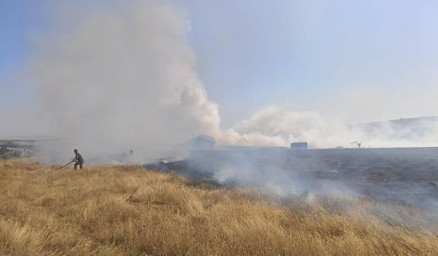 Eskişehir'de anız yangınları bitmek bilmiyor: Yangın büyümeden söndürüldü