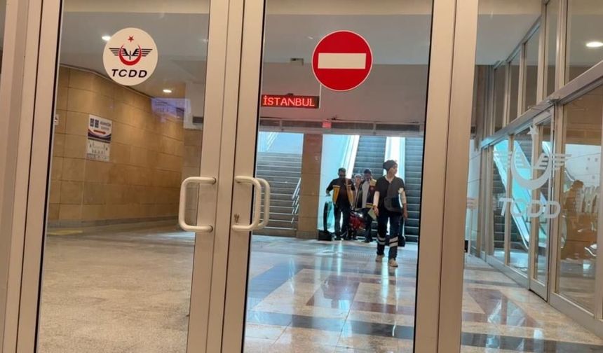 Eskişehir'de trende ayağı sıkışan kadın yolcu itfaiye ekiplerince kurtarıldı