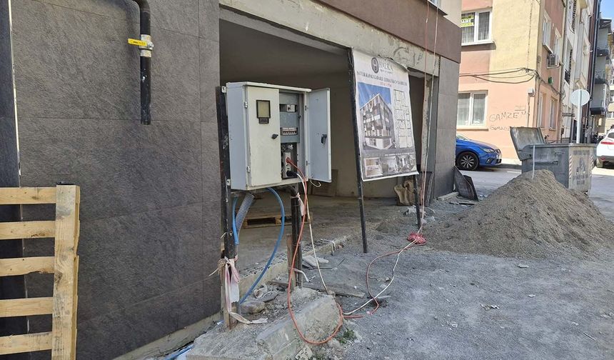 Eskişehir'de kapağı açık bırakılan elektrik panosu korkutuyor