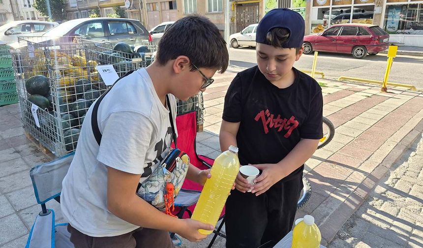 Eskişehir’de küçük girişimciler: Harçlıklarını limonata satarak çıkarıyorlar