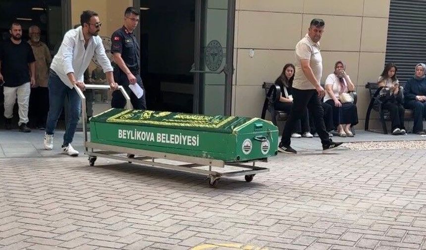Eskişehir'de havuza düşerek hayatını kaybeden minik Elif son yolculuğuna uğurlanıyor