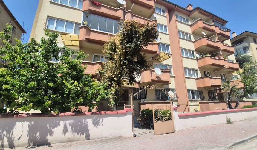 Eskişehir’de apartmanın çatı kapısını söküp çaldılar