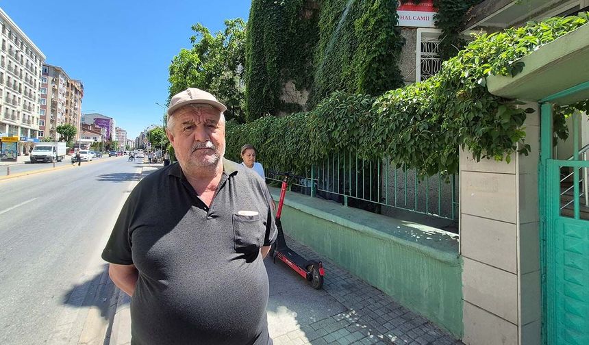 Eskişehir'de 15 yıldır gönüllü olarak çalıştığı 'Sarmaşıklı Cami'ye gözü gibi bakıyor