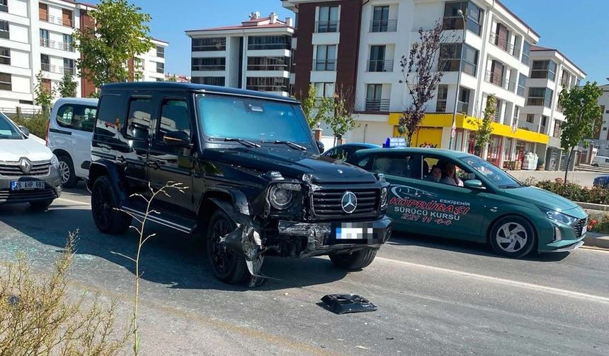 Eskişehir'de lüks ciple otomobil çarpıştı, kaza maddi hasarla atlatıldı
