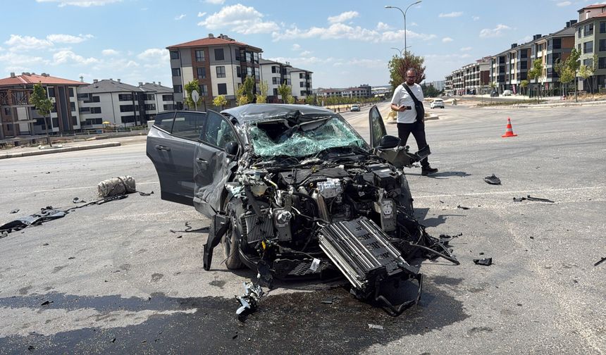 Eskişehir’de otomobil tuğla yüklü tırla çarpıştı: 1 yaralı