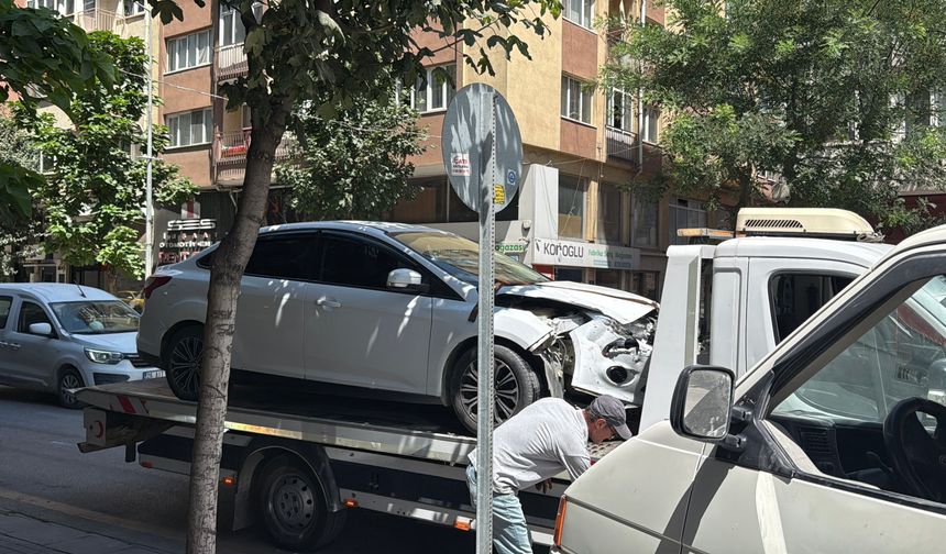 Eskişehir’de U dönüşü yapan otomobile karşı yönden gelen araç çarptı